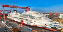 中国首制国产大型邮轮“爱达·魔都”号盛装出坞